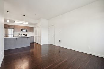 <B>9.5-Foot high ceilings:</b> tall ceilings create an open, airy feel.